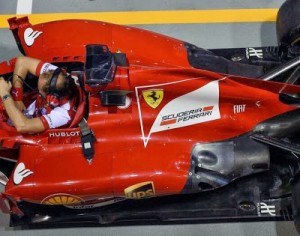 Scarichi lunghi e carrozzeria asimmetrica per la Ferrari.